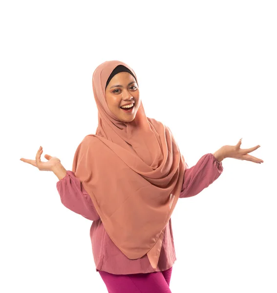 Довольно Веселый Мусульманин Носит Хиджаб Изолированном Фоне Копирайтом — стоковое фото