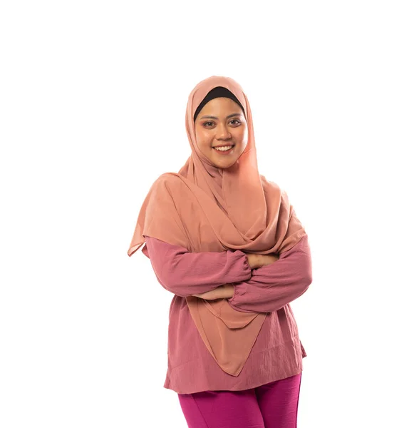 Ásia Hijab Mulher Stand Com Cruzado Mãos Isolado Fundo Com — Fotografia de Stock