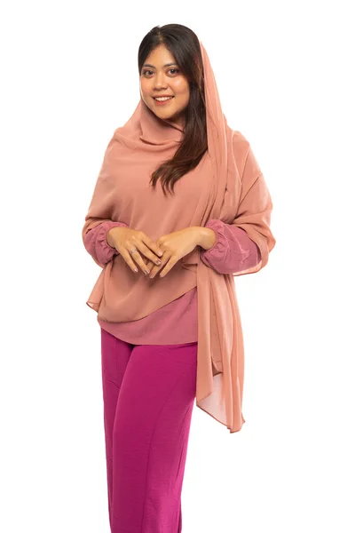 Portret Van Aantrekkelijke Jonge Aziatische Vrouw Hijab Staan Geïsoleerde Achtergrond — Stockfoto
