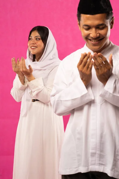 Πορτρέτο Ενός Ευτυχισμένου Ασιάτη Μουσουλμάνου Ζευγαριού Που Προσεύχεται Ροζ Φόντο — Φωτογραφία Αρχείου