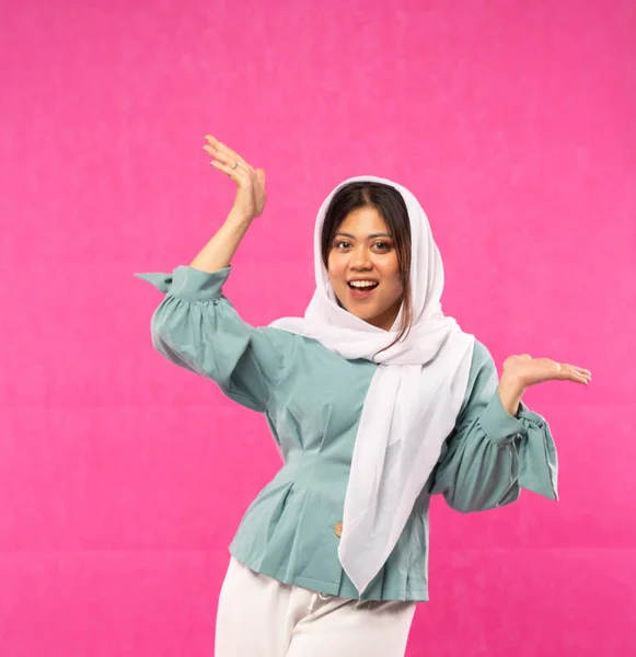 Menina Asiática Alegre Hijab Fica Com Gesto Apresentar Algo Fundo — Fotografia de Stock