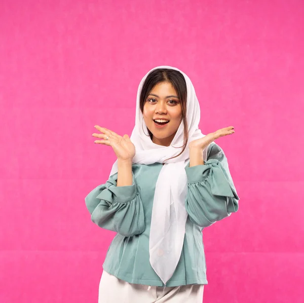 Vrolijk Aziatisch College Student Hijab Staan Geïsoleerde Achtergrond Met Copyspace — Stockfoto