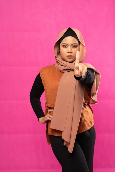 Irritada Mulher Muçulmana Asiática Vestindo Hijab Fica Com Gesto Mão — Fotografia de Stock