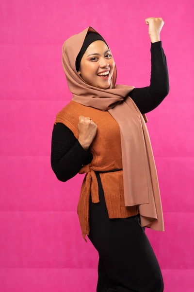 Femme Musulmane Asiatique Excitée Dans Hijab Debout Avec Fond Isolé — Photo