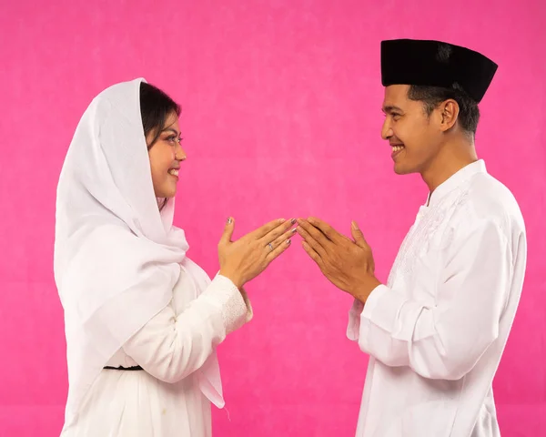 Zblízka Asijské Pár Pozdrav Gesto Muslimském Oblečení Růžovým Pozadím — Stock fotografie