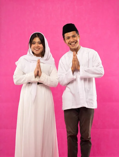 Portrait Asian Man Woman Greeting Muslim Clothes Pink Background — Stock Photo, Image