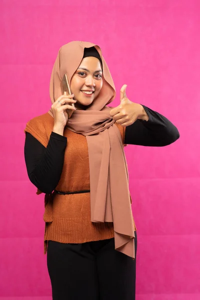 Азиатская Мусульманка Хиджабе Разговаривающая Мобильному Телефону Розовом Фоне — стоковое фото