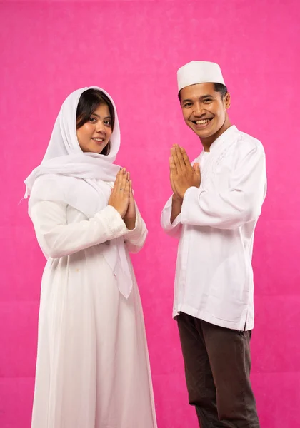 Portrait Happy Asian Couple Greeting Gesture Moslem Clothes Pink Background — Stock Photo, Image