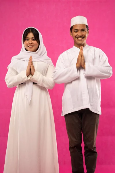 Portrait Happy Young Couple Greetings Moslem Clothing Pink Background — Stock Photo, Image