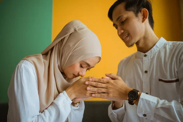Istri Mencium Tangan Suami Dan Meminta Maaf Atas Kesalahan Pada — Stok Foto