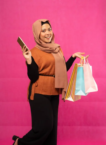 Junge Asiatin Hidschab Hält Handy Der Hand Und Trägt Einkaufstasche — Stockfoto