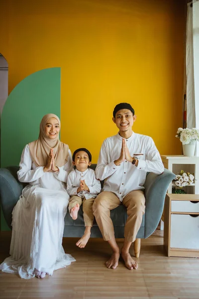 Portrait Asian Muslim Parents Son Smile Greeting Gestur Sitting Sofa — Stok Foto