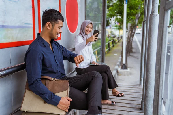 Empregado Masculino Olhando Para Relógio Empregado Feminino Hijab Usando Telefone — Fotografia de Stock