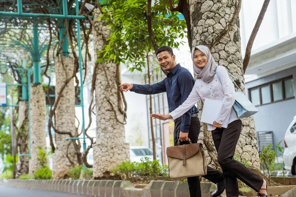 Asiatique Homme Femme Hijab Avec Geste Main Pour Traverser Rue — Photo
