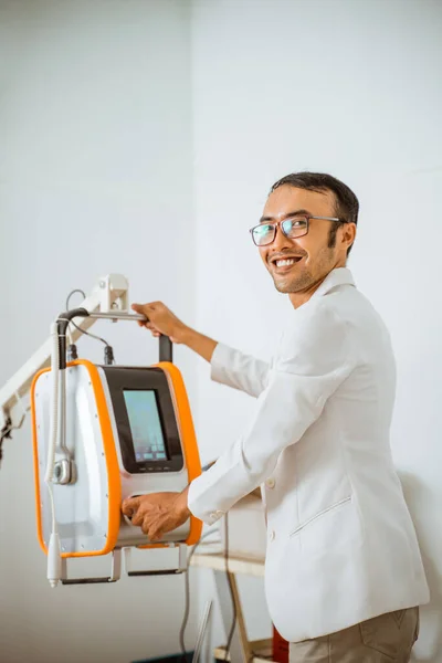 Samiec Weterynarza Płaszczu Lekarskim Uśmiechający Się Podczas Operowania Maszyny Rontgen — Zdjęcie stockowe