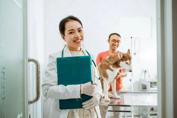 Belo Veterinário Perto Porta Vidro Contra Cão Siberiano Seu Proprietário — Fotografia de Stock