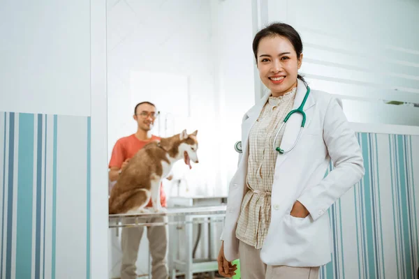 Μια Γυναίκα Κτηνίατρος Κλίνει Προς Την Πόρτα Και Βάζει Χέρι — Φωτογραφία Αρχείου