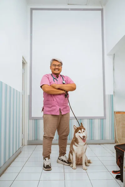 Ένας Αρσενικός Κτηνίατρος Στέκεται Καφέ Σκύλο Από Την Πλευρά Του — Φωτογραφία Αρχείου