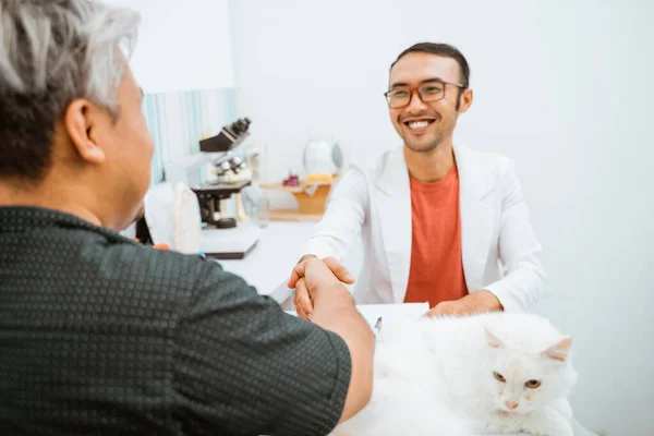 Handsome Vet Doctors Coat Smiling While Did Hand Shake Owner — Stock Photo, Image