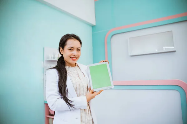 Female Vet Pony Tail Showing Tablet Her Hand Smiling Her — Stock Photo, Image