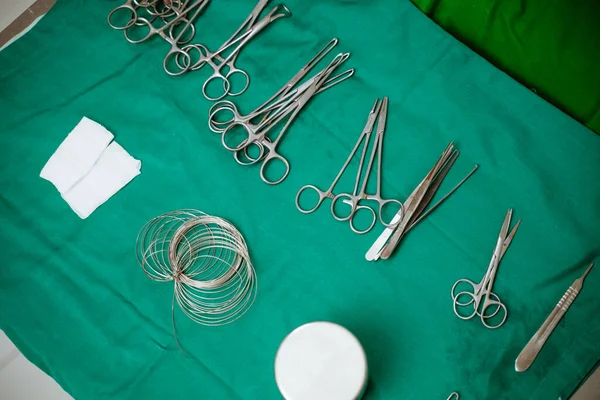 Alguns Equipamentos Cirúrgicos Incluem Tesoura Fio Pinça Cirúrgica Olhar Pinças — Fotografia de Stock