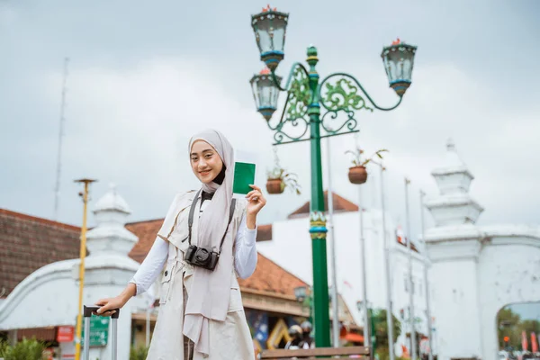 Vrouwelijke Reiziger Met Hijab Glimlachen Breng Het Paspoort Terwijl Staan — Stockfoto