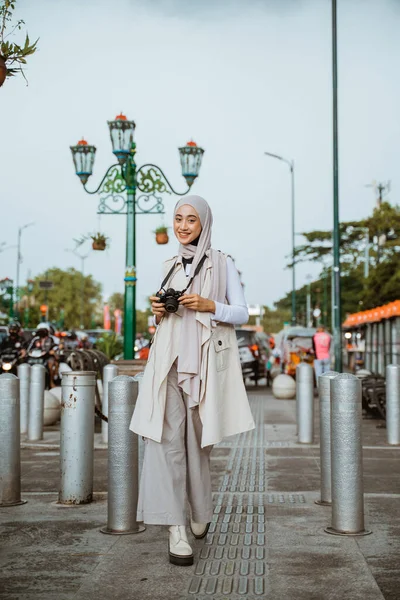 Mooie Reiziger Met Hijab Houden Van Camera Tijdens Het Lopen — Stockfoto