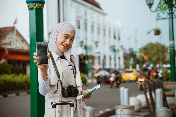 Aziatische Reiziger Met Hijab Tonen Van Lege Telefoon Tijdens Het — Stockfoto
