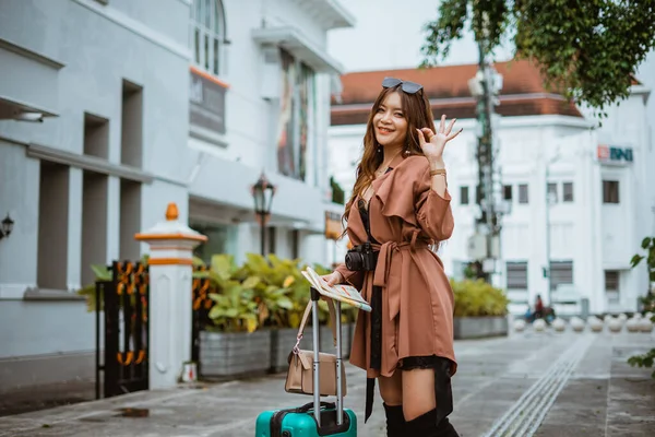Female Traveller Brown Trench Coat Standing Oke Hand Gesture Sidewalk — Stock Photo, Image