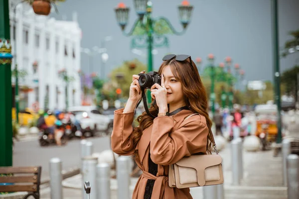 Azjatycki Podróżnik Długimi Brązowymi Włosami Robi Zdjęcie Jej Aparatem Podczas — Zdjęcie stockowe
