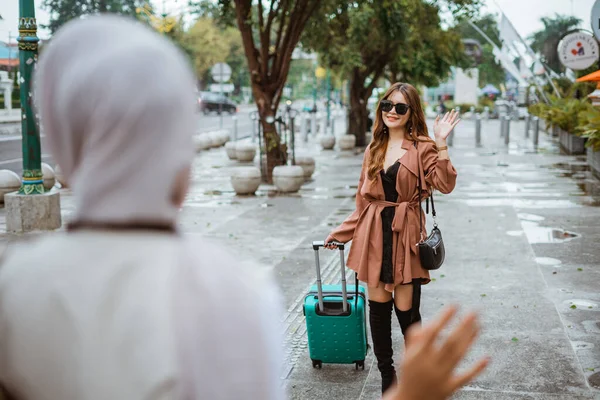 Bela Viajante Com Óculos Acenando Mão Para Sua Amiga Enquanto — Fotografia de Stock