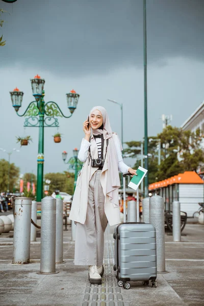 Aziatische Reiziger Met Hijab Bellen Telefoon Tijdens Het Staan Stoep — Stockfoto