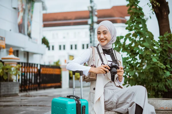 Mooie Reiziger Met Hijab Glimlachen Terwijl Het Houden Van Camera — Stockfoto