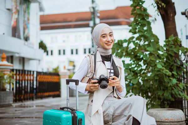 Vrouwelijke Reiziger Met Hijab Glimlachend Terwijl Hij Stenen Stoel Zit — Stockfoto