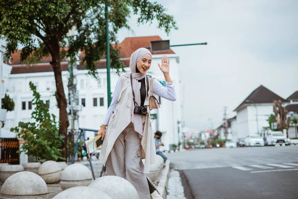 Vrouwelijke Reiziger Met Hijab Zwaaien Haar Hand Terwijl Staan Stoep — Stockfoto