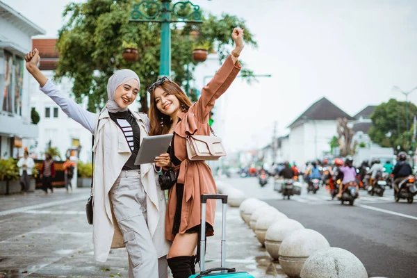 Két Boldog Utazó Felemeli Kezét Miközben Együtt Állnak Járdán Hozzák — Stock Fotó