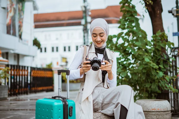 Střední Zblízka Ženy Cestovatel Hidžábem Kontrolu Její Kamery Zatímco Sedí — Stock fotografie