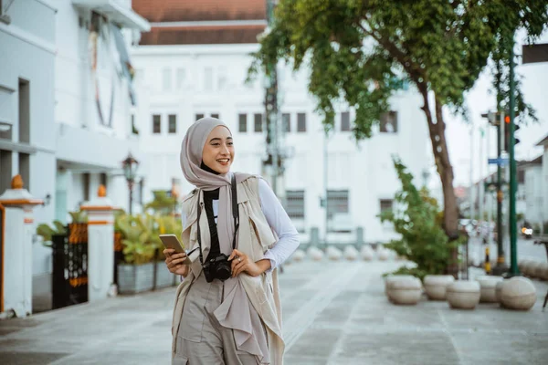 Vrouwelijke Reiziger Met Hijab Glimlachen Tijdens Het Lopen Door Stoep — Stockfoto