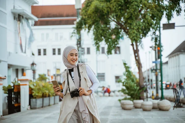 Mooie Reiziger Met Hijab Glimlachen Tijdens Het Lopen Door Stoep — Stockfoto