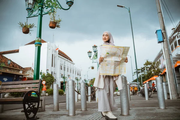Asian Traveller Hijab Open Her Maps While Standing Sidewalks — Stock Photo, Image