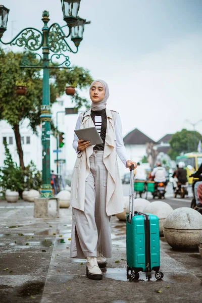 Belo Viajante Com Hijab Trazer Tablet Digital Tronco Enquanto Caminha — Fotografia de Stock