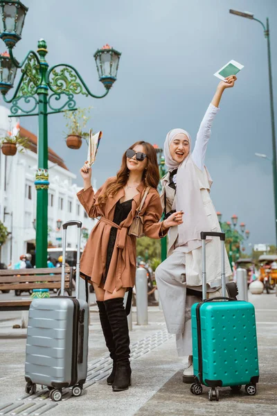 Zwei Aufgeregte Reisende Die Bürgersteig Stehen Bringen Die Koffer Und — Stockfoto