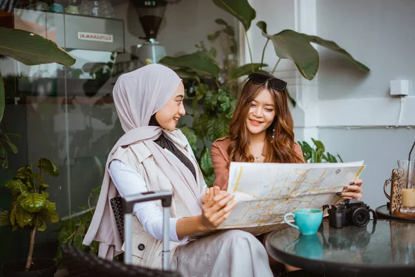 Две Женщины Путешественницы Проверяют Карты Сидя Вместе Открытом Кафе — стоковое фото
