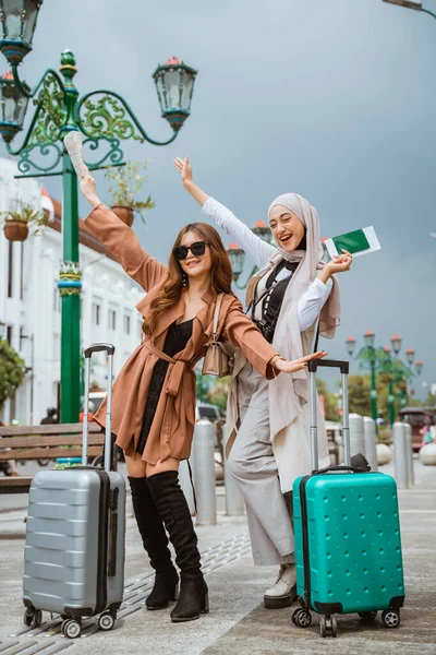 Twee Vrouwelijke Reizigers Die Hun Handen Opsteken Terwijl Stoep Staan — Stockfoto