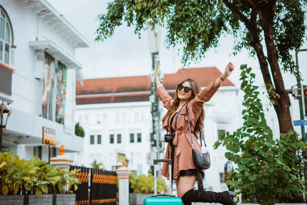Viajante Feliz Com Óculos Uma Perna Levantando Mãos Com Edifícios — Fotografia de Stock