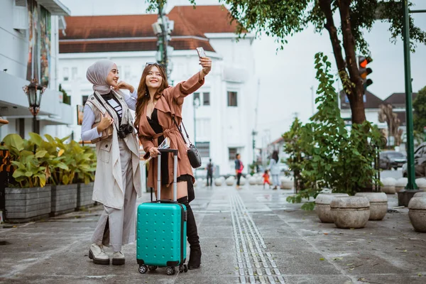 Deux Voyageuses Prenant Des Photos Selfie Devant Bâtiment Apportent Leur — Photo