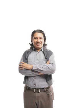 Eski moda giyinmiş yaşlı Asyalı adam beyaz arka planda duruyor, kolları çaprazlanmış mutlu bir şekilde.