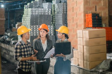 Fabrikada sorunlarla karşılaşmak ve tartışmak gibi üç fabrika çalışanı