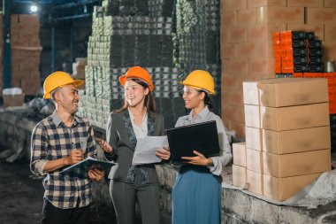 Kadın şirket sahipleri ve fabrika çalışanları fabrikada çalışırken tartışıyorlar.