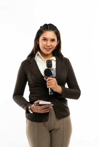 Красивый Журналист Каштановыми Волосами Коричневом Блейзере Стоит Принести Черный Микрофон — стоковое фото